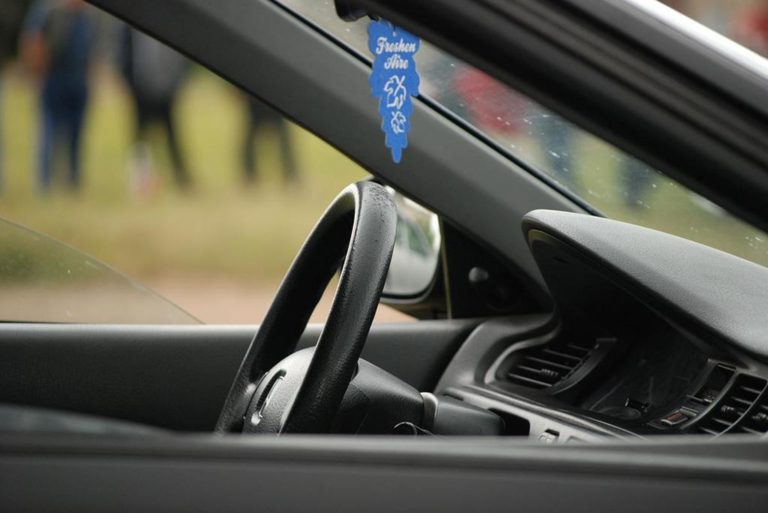 Jak usunąć wgniecenia na karoserii?