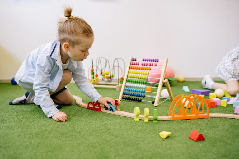 Zabawki Edukacyjne dla Czterolatka: Rozwój Umiejętności i Wiedzy