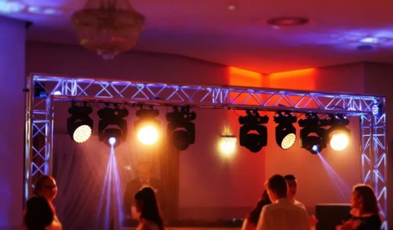 Kim jest dj dominik szymoniak i dlaczego jego muzyka podbija wesela w małopolsce?