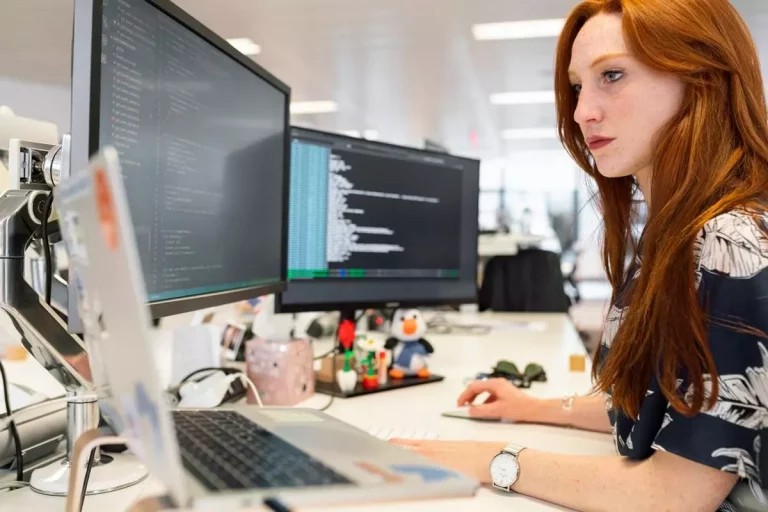 Meble biurowe – jak urządzić ergonomiczne stanowisko pracy